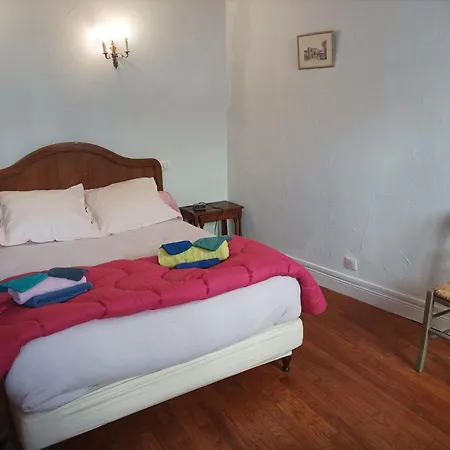 Au Coeur De La Cite Des Bourbons Guest house